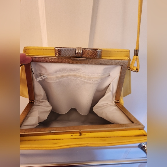 💛60's Vintage Yellow Purse💛 - Picture 4 of 5